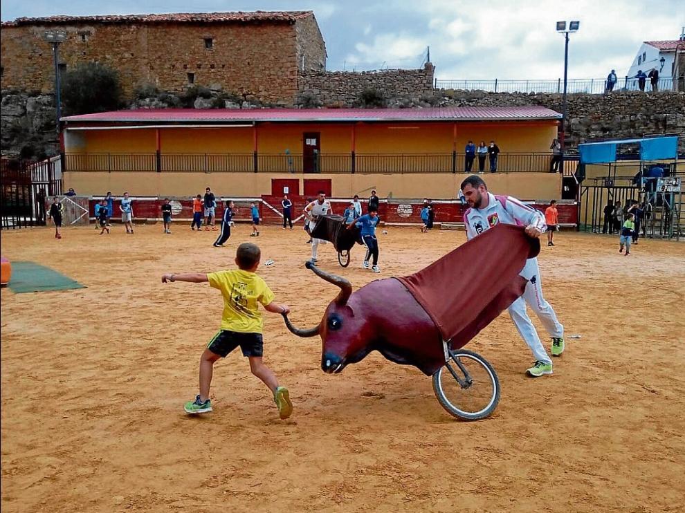 Los pequeños practicaron metiendo anillas y haciendo recortes a los carretones en Mosqueruela.