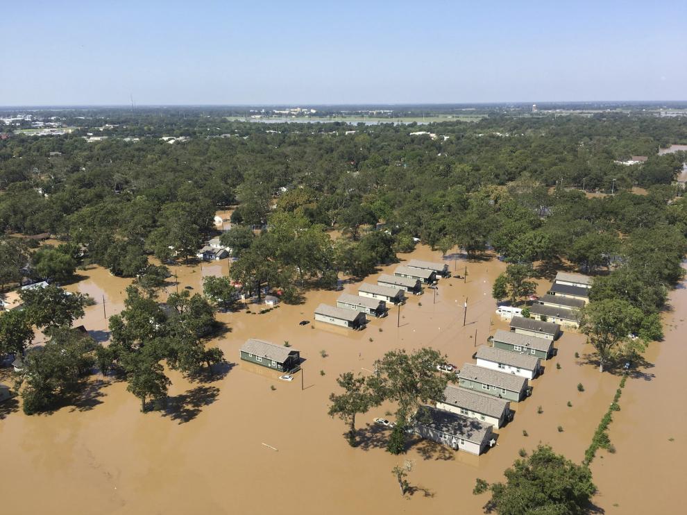 El foco de la tormenta se ha movido hacia el nordeste, en la frontera entre Texas y Luisiana, donde ha dejado copiosas lluvias y un similar rastro de destrucción e inundaciones.