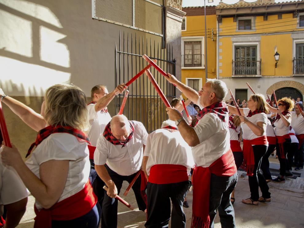 Longares vibra con el dance del paloteao