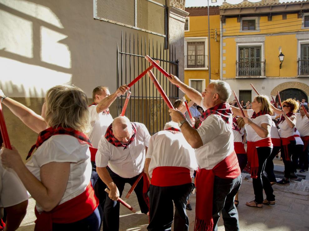 Unos 200 vecinos bailaron el paloteao por las calles de la localidad, que partió y acabó en la iglesia.