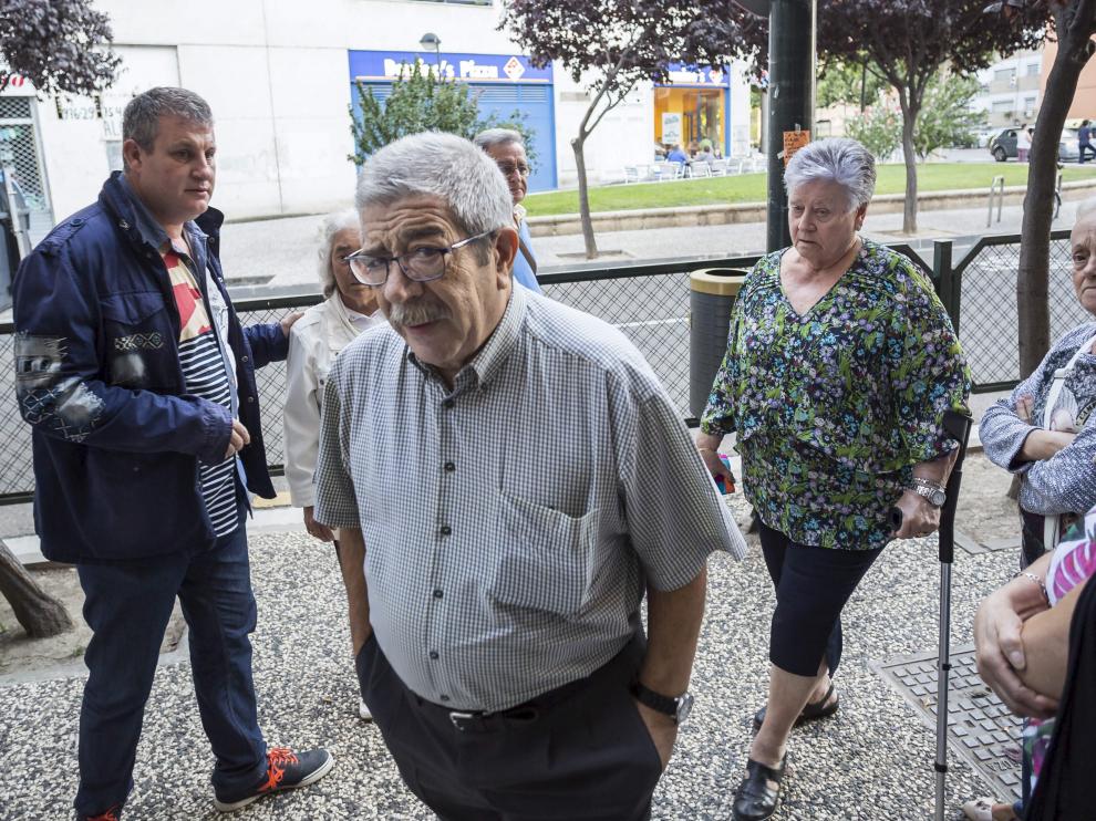 Roque Oriol, víctima del atentado, ayer en la entrada de la parroquia del barrio de Jesús.