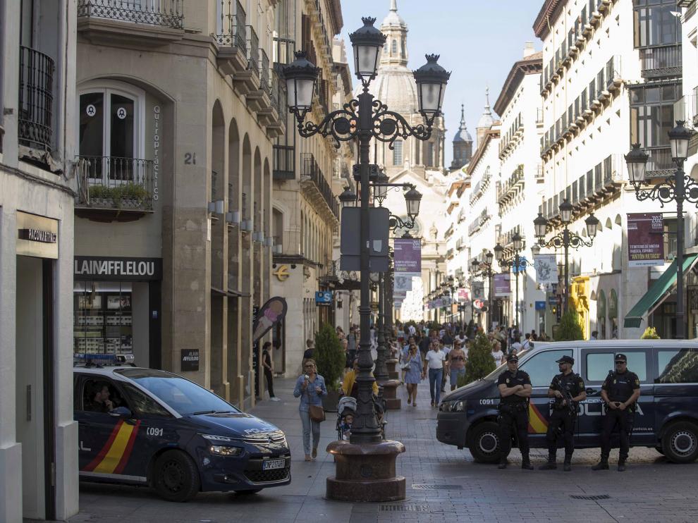 Efectivos de la Policía Nacional delante de una fila de maceteros, ayer, en la calle de Alfonso I.