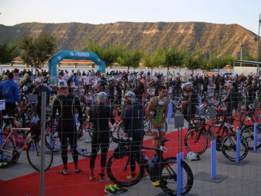 Participantes en el triatlón de Mequinenza.