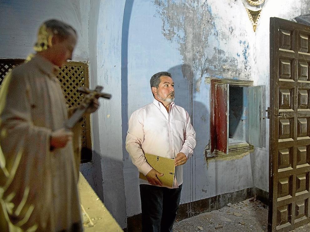 El alcalde, en la capilla del palacio de los Condes de Argillo, junto al armario que guardaba el cráneo.