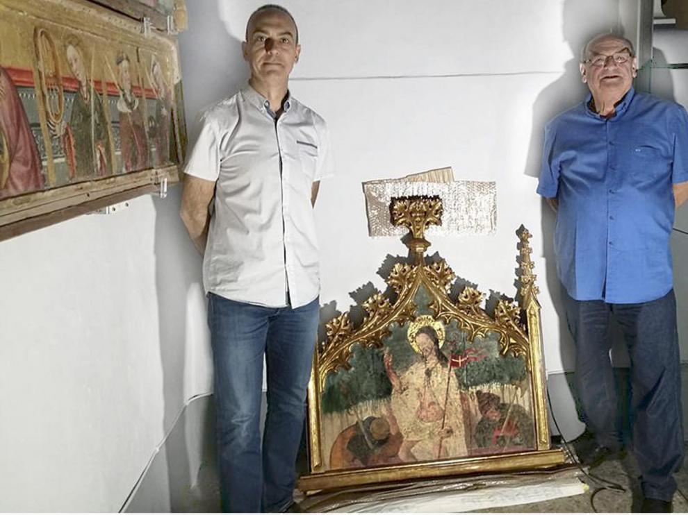 El alcalde (izquierda) y el párroco, con la obra de arte.