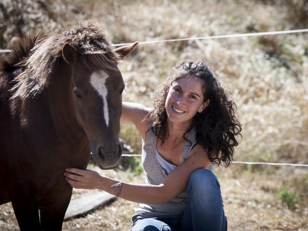 Esmeralda Ezquerro con su pony