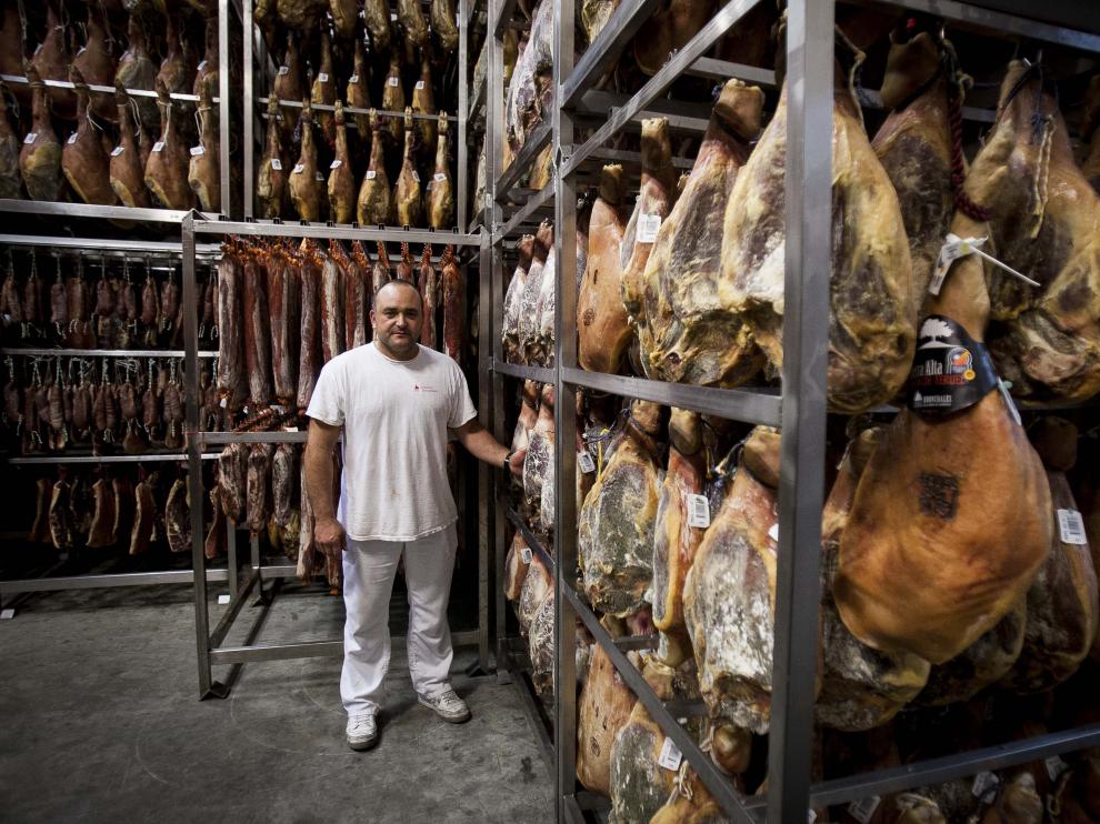 Paco Nacher, en el secadero de Jamones Bronchales.