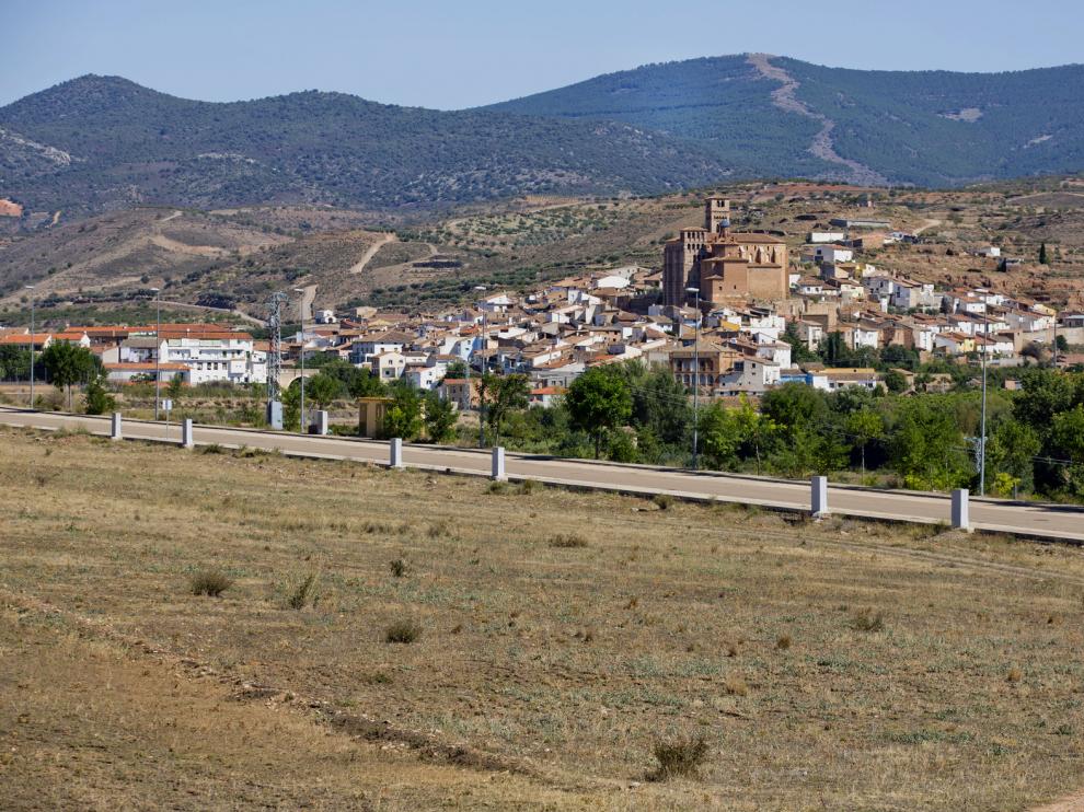 Las parcelas, que cuentan con todos los servicios, siguen vacías frente al pueblo de Aniñón.