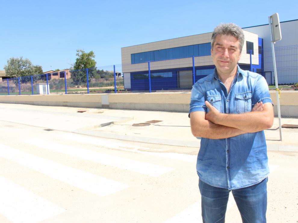 El concejal José María Isábal, delante de la última empresa ubicada en el polígono, Sallén Aviación.