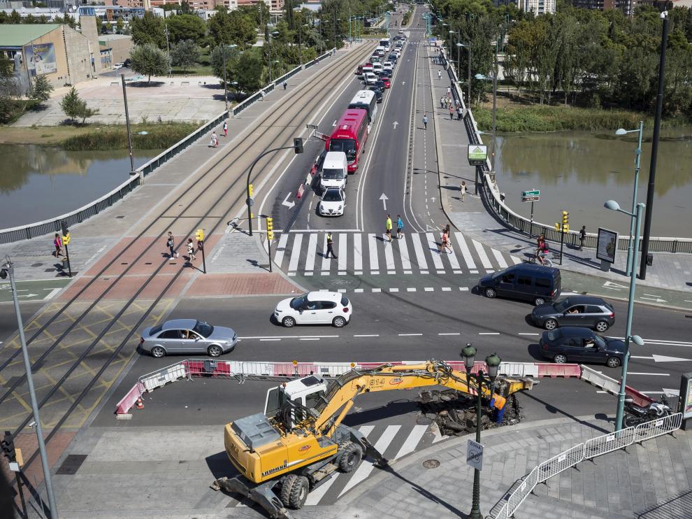 Reparación de un colector. El comienzo de las obras de reparación en una tubería de vertido en el paseo de Echegaray y Caballero congestionaron la circulación en la zona. La Policía Local dirigió el tráfico para evitar mayores problemas. Los trabajos se prolongarán hasta el próximo 6 de octubre, un día antes de las fiestas del Pilar.