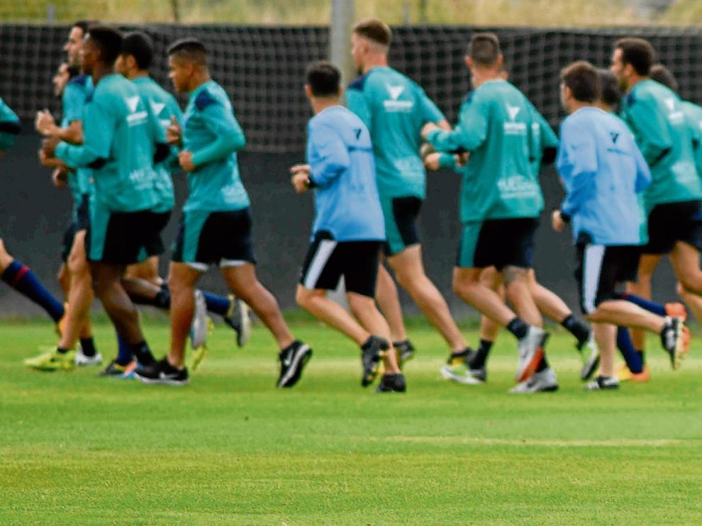 Rubi conversa con su ayudante, Jaume Torras, en el arranque del entrenamiento de ayer.