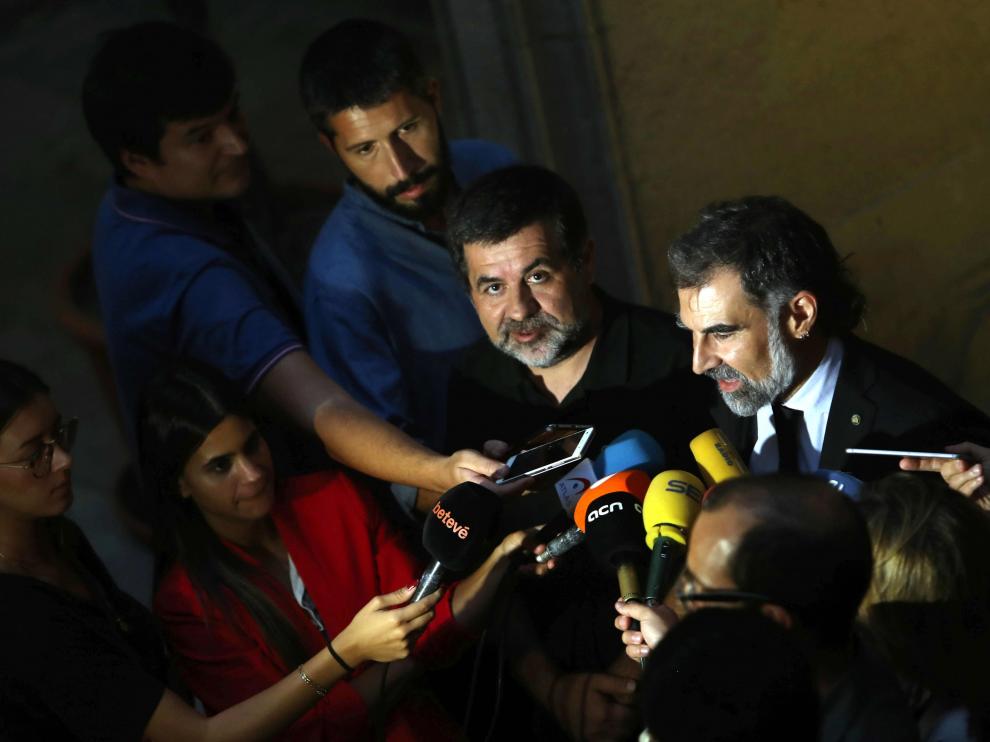Los presidentes de ANC y Ómnium, hablando ante los medios de comunicación.