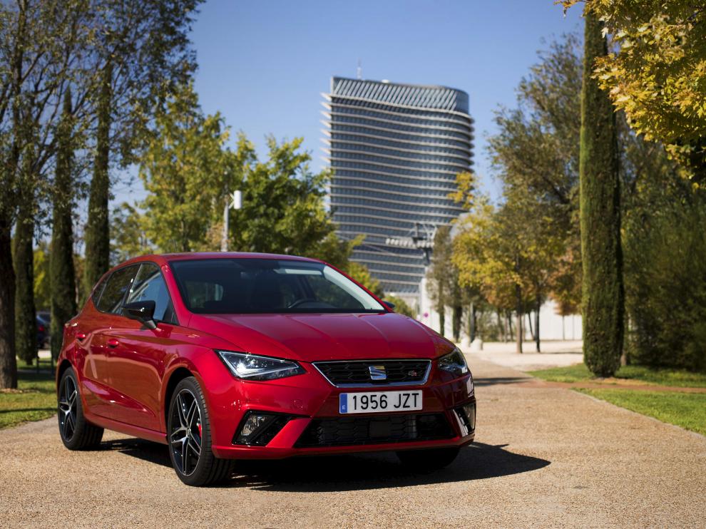 El SEAT Ibiza 1.0 TSI, con acabado deportivo FR, ante la Torre del agua, en Zaragoza.