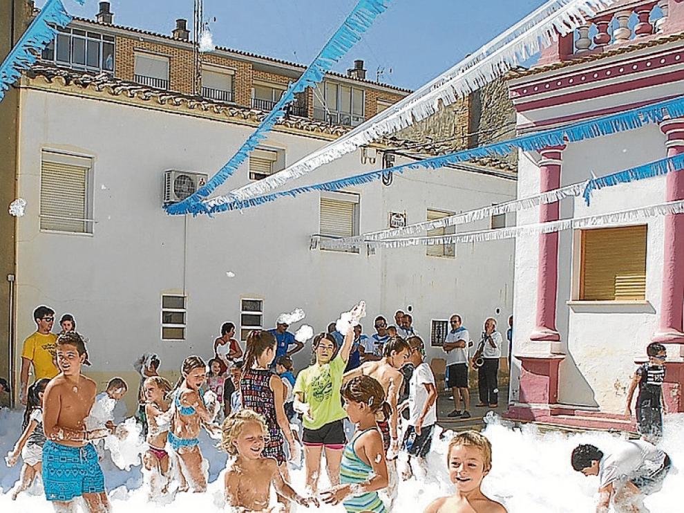 Varios niños ayer en la fiesta de la espuma en Sariñena.