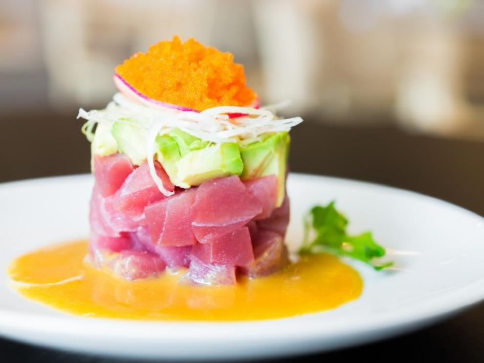 Un plato de tartar de atún con aguacate.