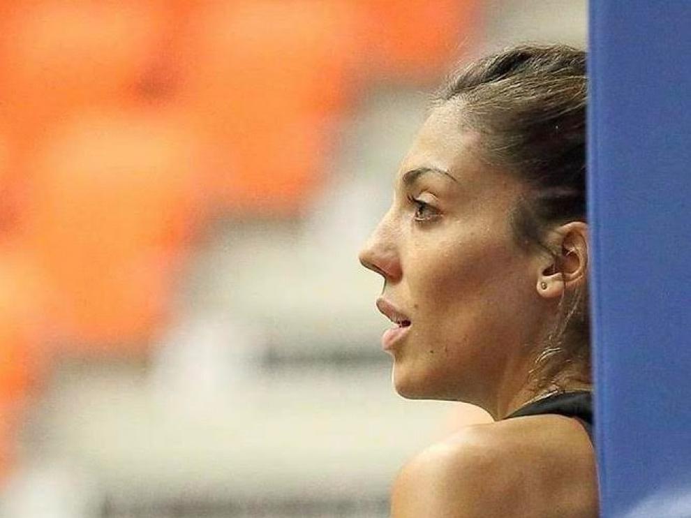 Cristina Ouviña, durante un entrenamiento con el Tango Bourges.