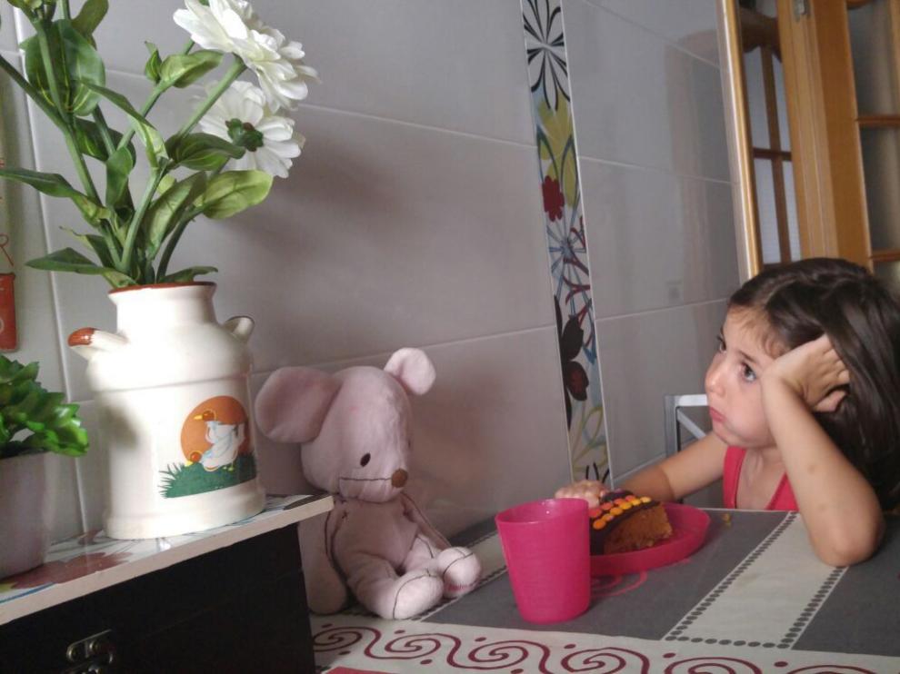 Daniela, con su peluche Kico.