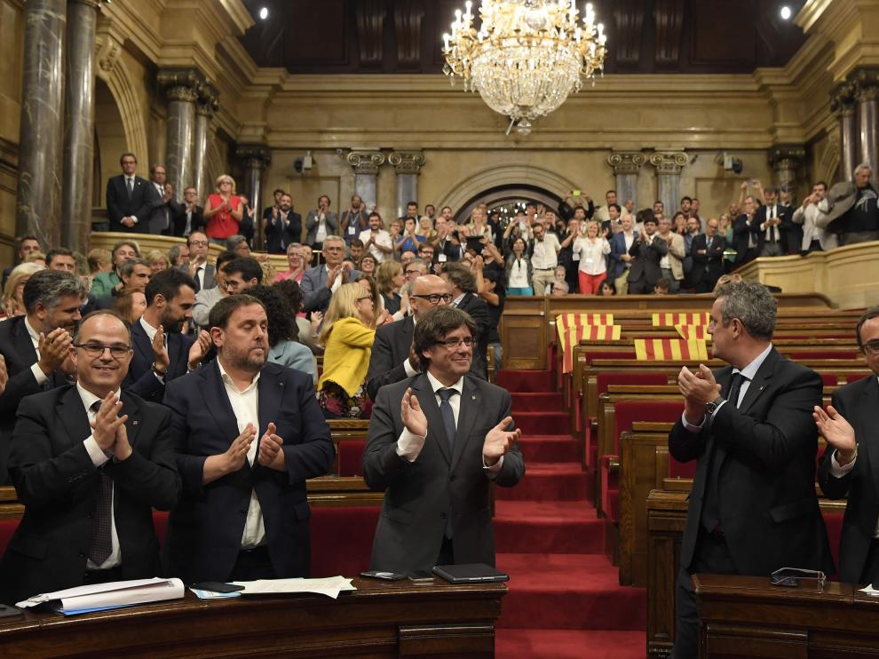 Los diputados de Junts pel Sí (JxSí) y la CUP celebran el resultado de la votación