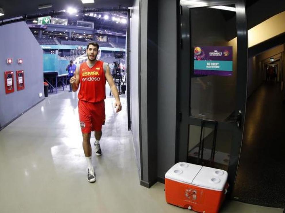 Abrines abandona un entrenamiento de la selección en Cluj.