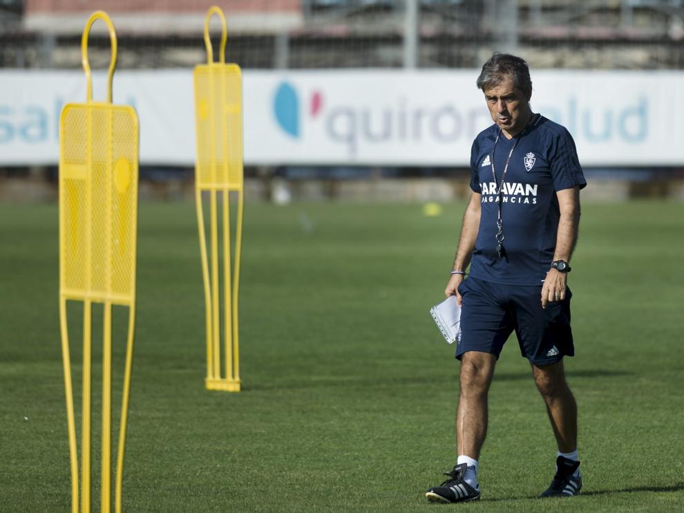 Natxo González, entrenador del Real Zaragoza, durante una sesión preparatoria en la Ciudad Deportiva.