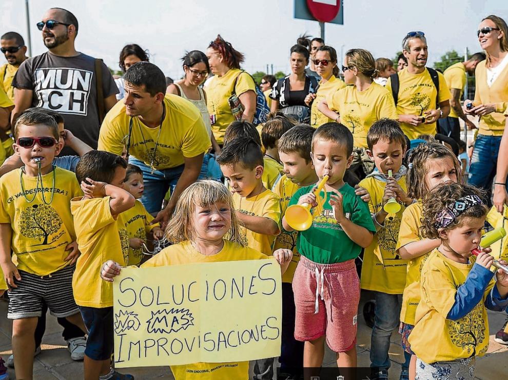 Más de un centenar de personas protestaron ayer en Valdespartera contra los problemas detectados ayer y los retrasos de las obras.
