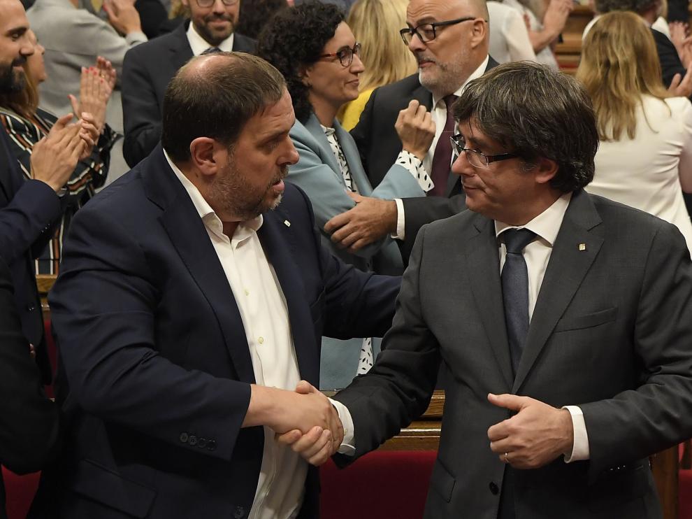 Carles Puigdemont y Oriol Junqueras, felicitándose mutuamente.
