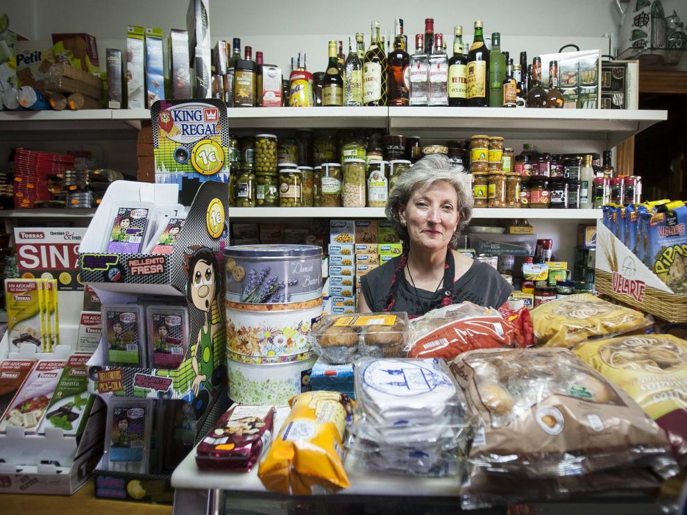Isabel Martínez, hostelera, tendera y humanista de Villar del Cobo, en su negocio.