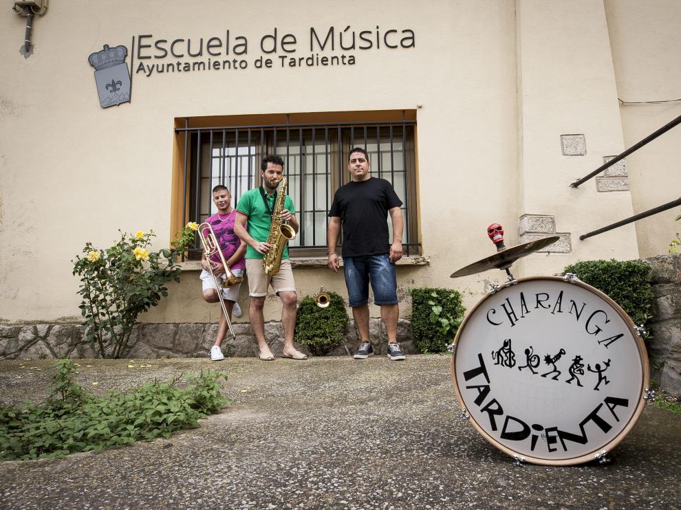 Sergio Ballesteros, Alfonso Juan Oliva y Diego Bailo, miembros de la Charanga de Tardienta.