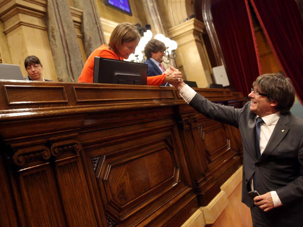 Puigdemont y Forcadell, saludándose.
