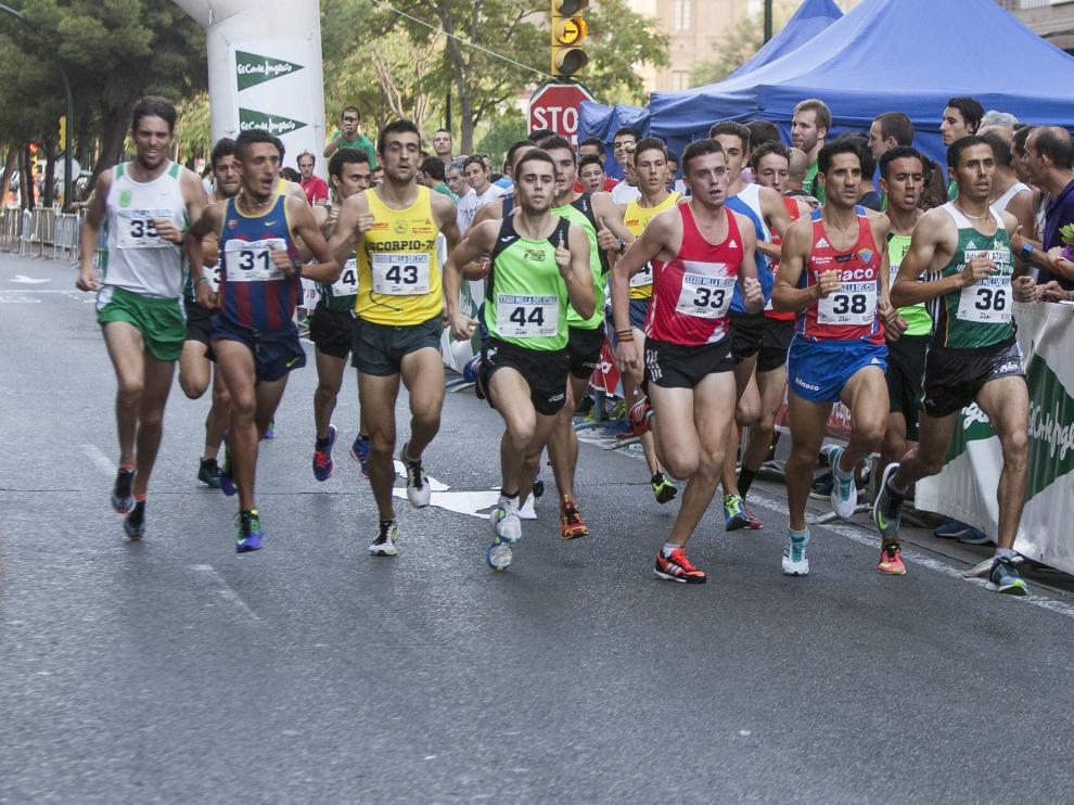 Los atletas corren por la Vía Univérsitas de Zaragoza, en la edición del año pasado.