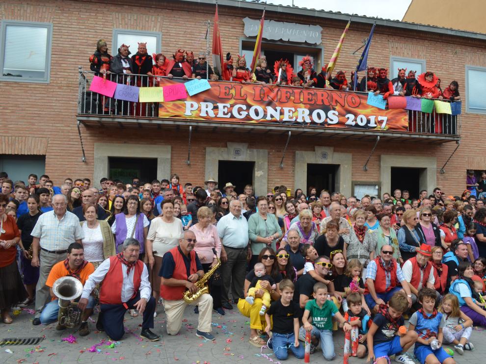 Tradicional foto de familia de las fiestas tras el pregón.