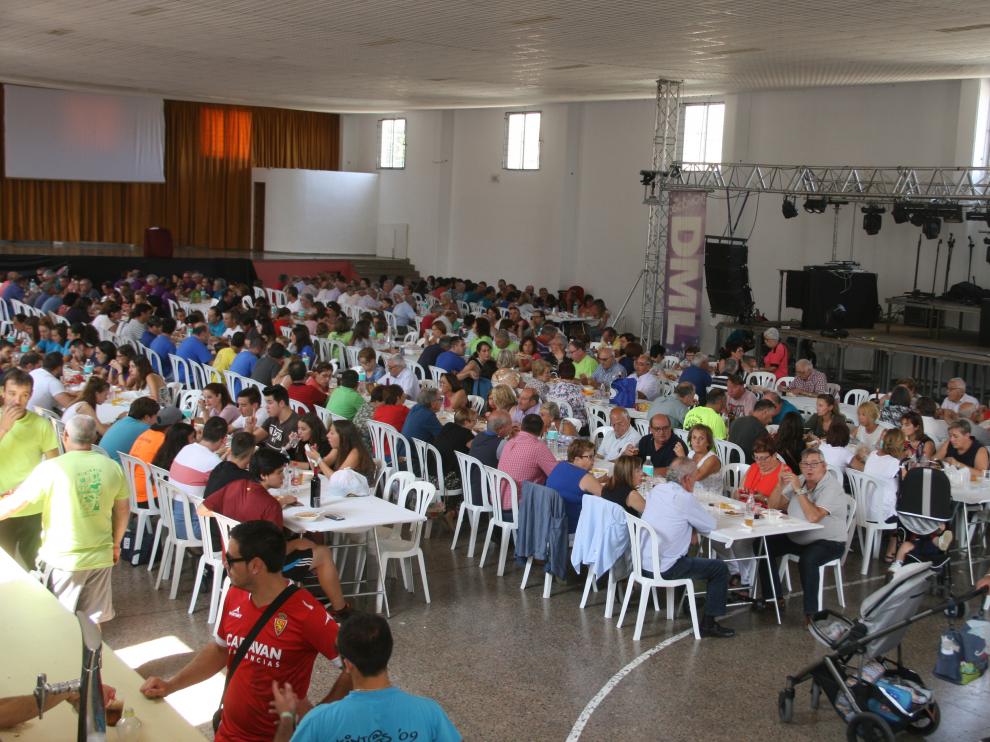 El pabellón municipal, repleto de comensales para recuperar fuerzas.