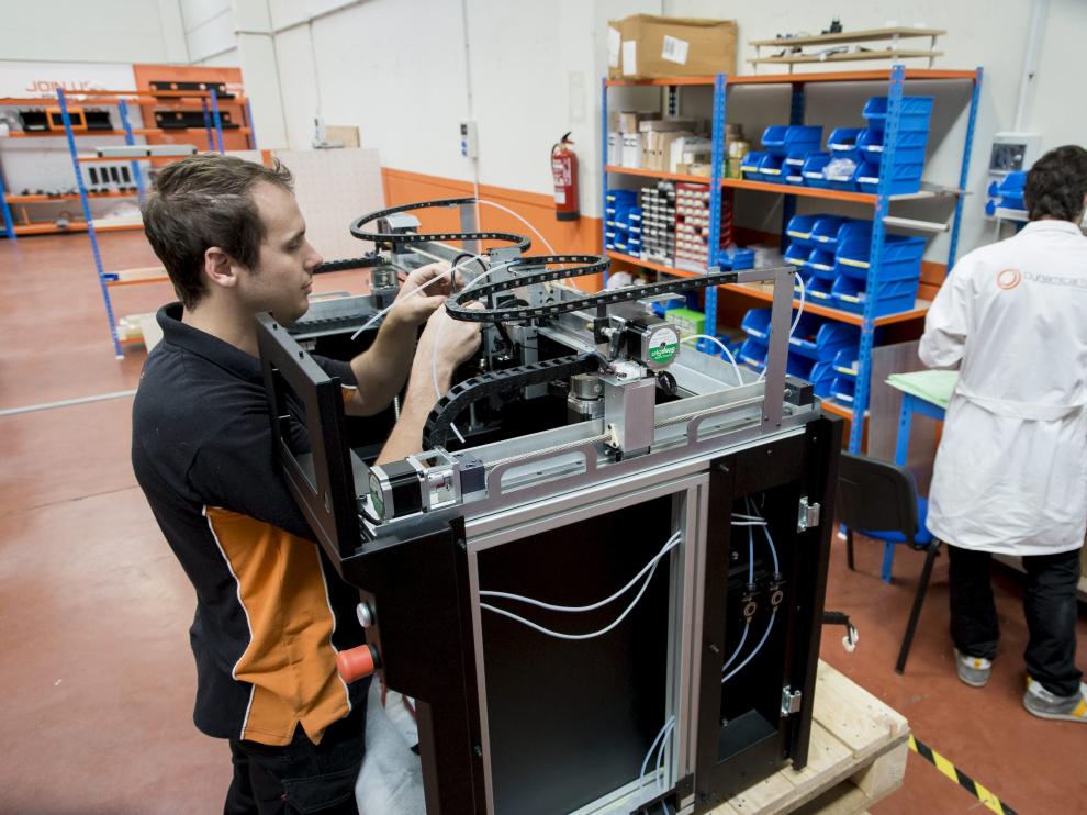 Trabajadores de Dynamical Tools, en la zona productiva de la planta de Cuarte de Huerva.