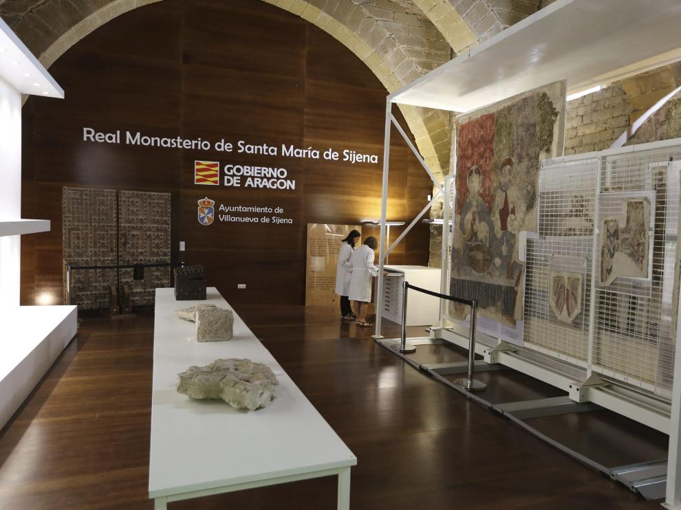 Fragmentos de las pinturas murales del primer lote entregado pueden verse en el monasterio.