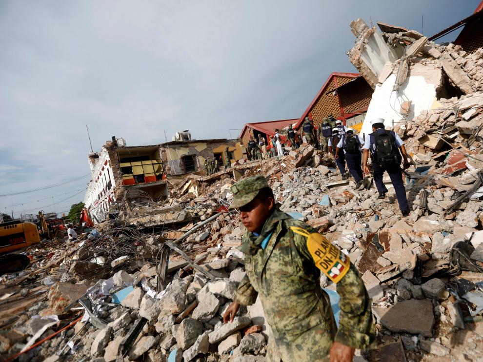 Trabajos en los escombros que han quedado tras el terremoto de México.