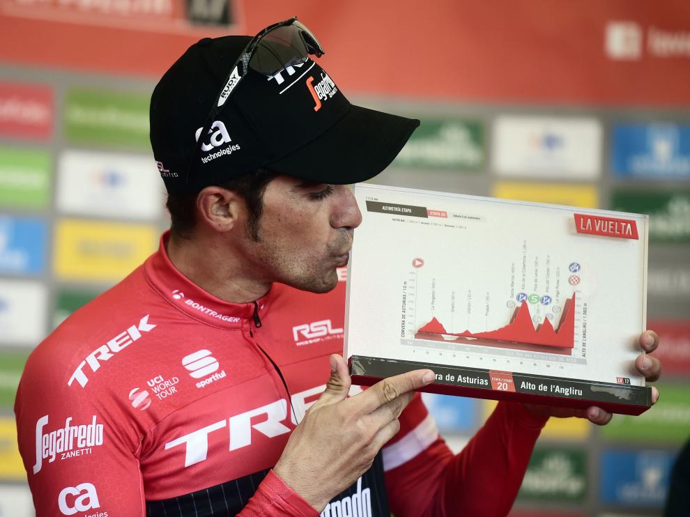 Contador besa el trofeo que le acredita como vencedor en el Angliru.