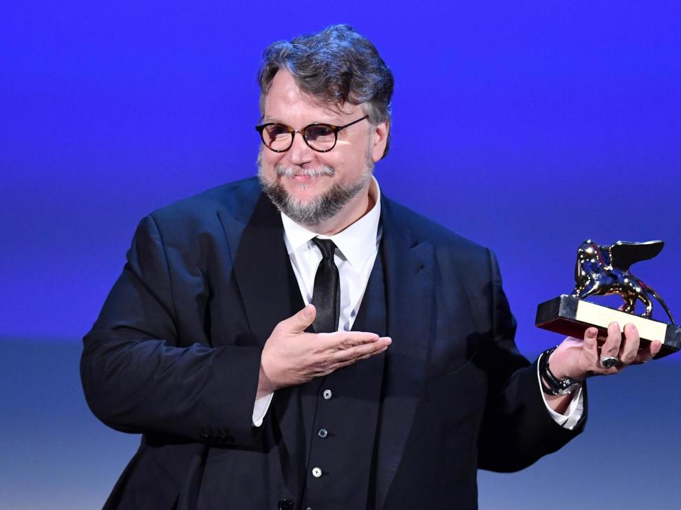 El cineasta Guillermo del Toro posa con el León de Oro.