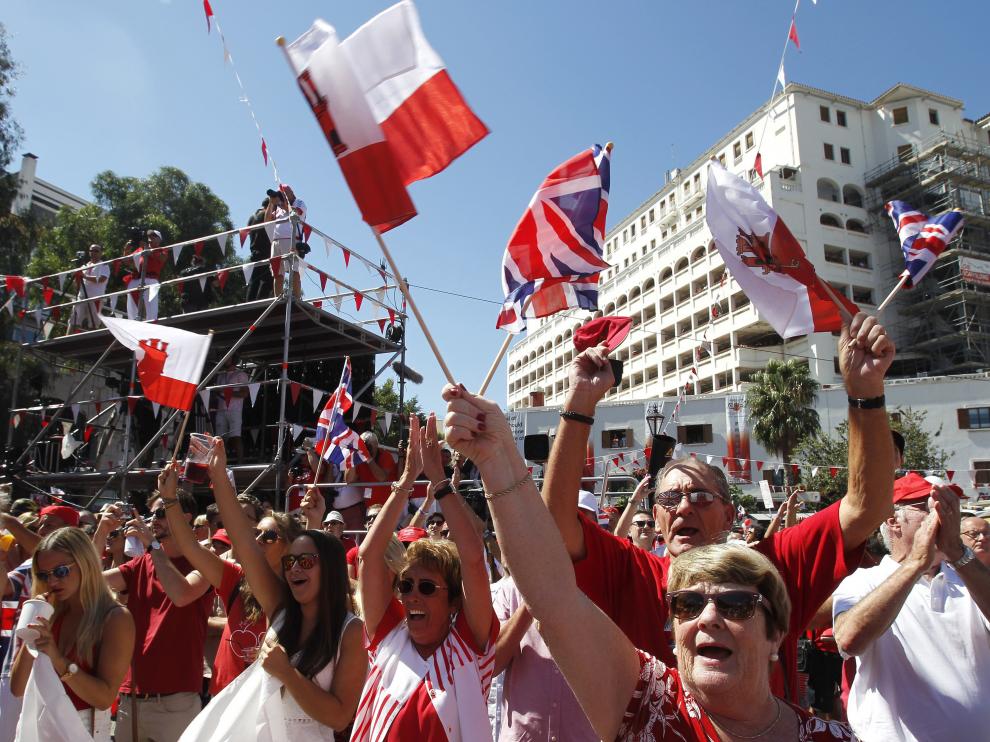 Cientos de gibraltareños ondean banderas durante la celebración del Día Nacional de Gibraltar.