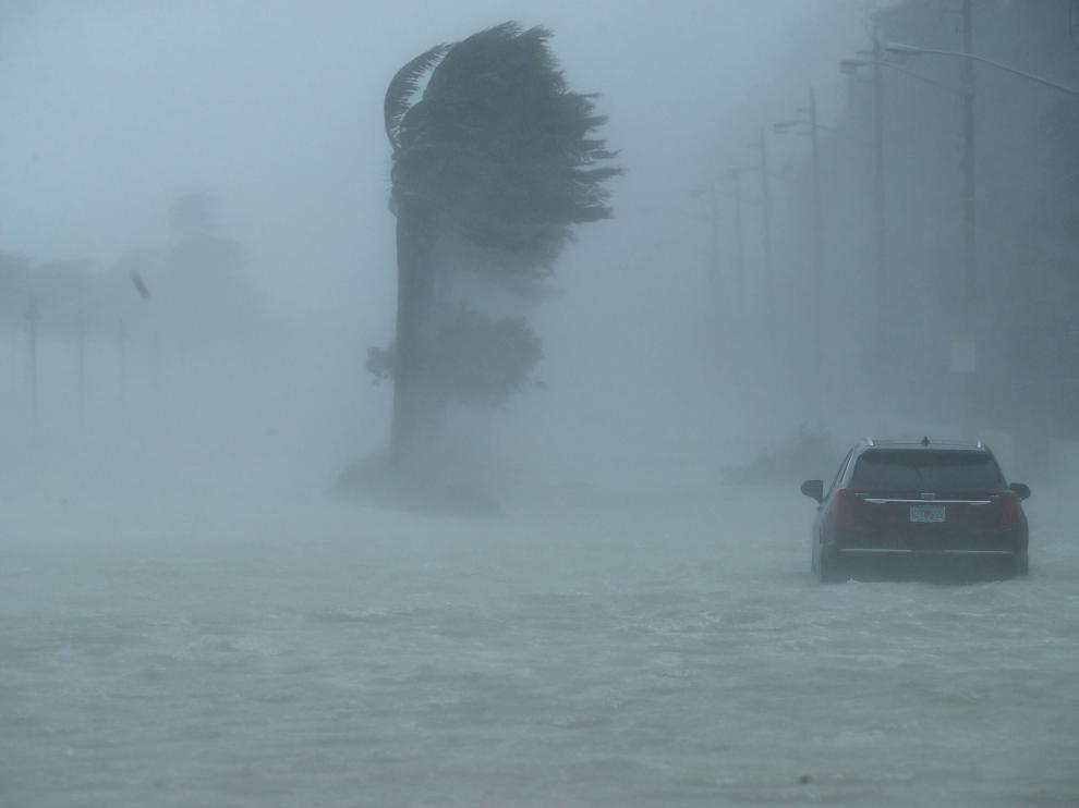 Irma tocó tierra la madrugada del domingo en los Cayos de Florida, en el extremo sur del estado, a donde llegó con fuerza de categoría cuatro y vientos máximos sostenidos de 215 kilómetros por hora.
