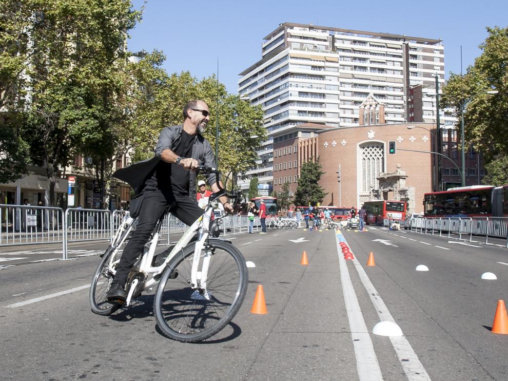 La edición de 2016. Un ciclista prueba una bicicleta eléctrica en la semana de la movilidad de 2016, que cerró al tráfico el paseo de Pamplona. Fue una jornada muy polémica, dado que se cortó la céntrica vía zaragozana en un día laborable, lo que provocó atascos en las horas punta.