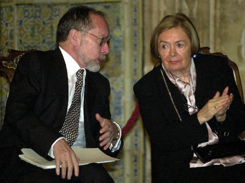 María Teresa Castells, propietaria de la librería Lagun, y su esposo Ramón Recalde, en 2001, cuando recibieron un premio a la convivencia.