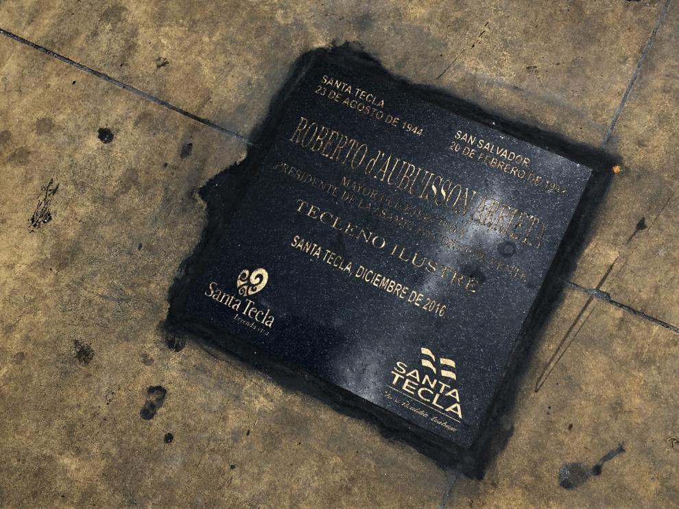 Una imagen de la placa tomada el 10 de septiembre, ya sin el escudo de Zaragoza.