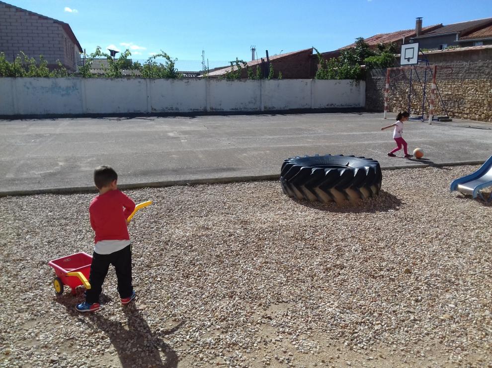 Miguel José e Ibtisam juegan en el patio del colegio de Bello.