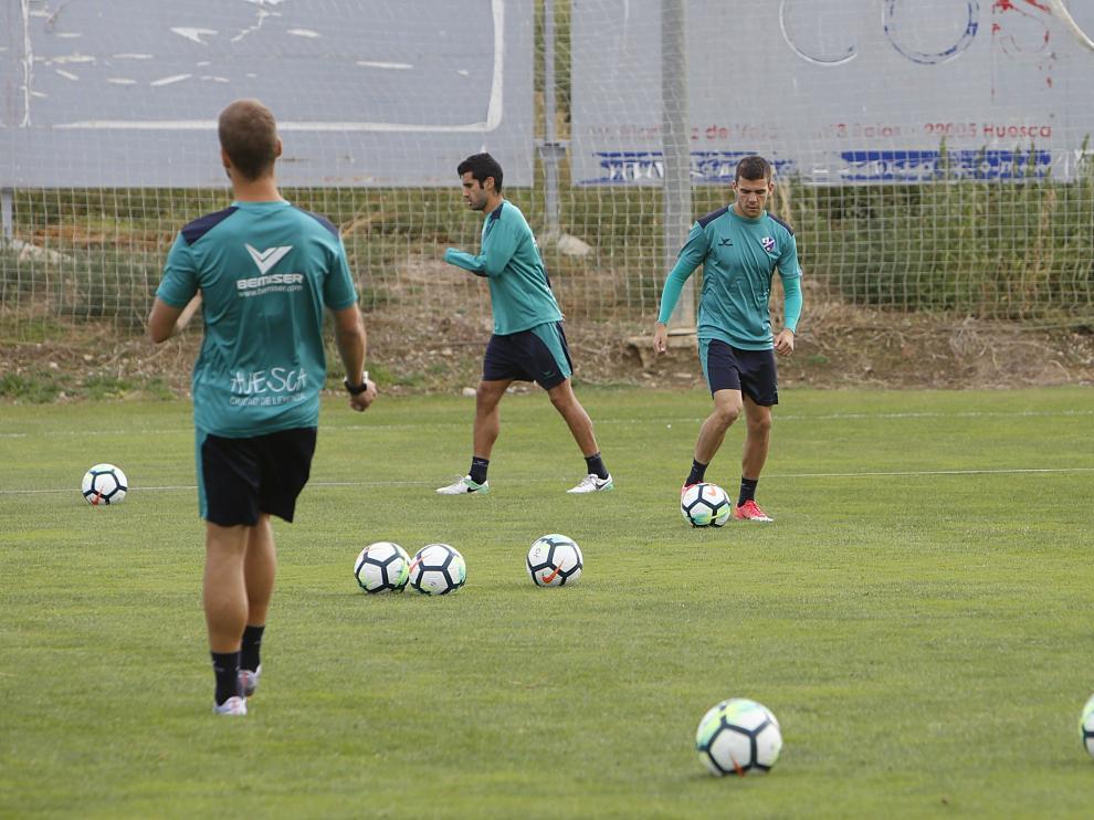 Álex Gallar conduce la pelota durante el entrenamiento matinal que el Huesca desarrolló ayer en el Instituto Montearagón.