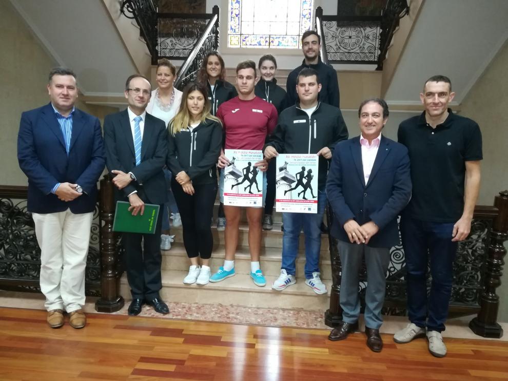 Representantes de las entidades organizadoras de la Media Maratón y la 7K, en la escaleras del Ayuntamiento