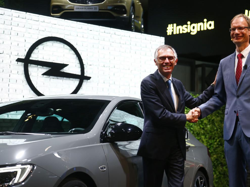 Carlos Tavares, presidente del grupo PSA, y Michael Lohscheller, consejero delegado de Opel, ayer en el Salón de Fráncfort.
