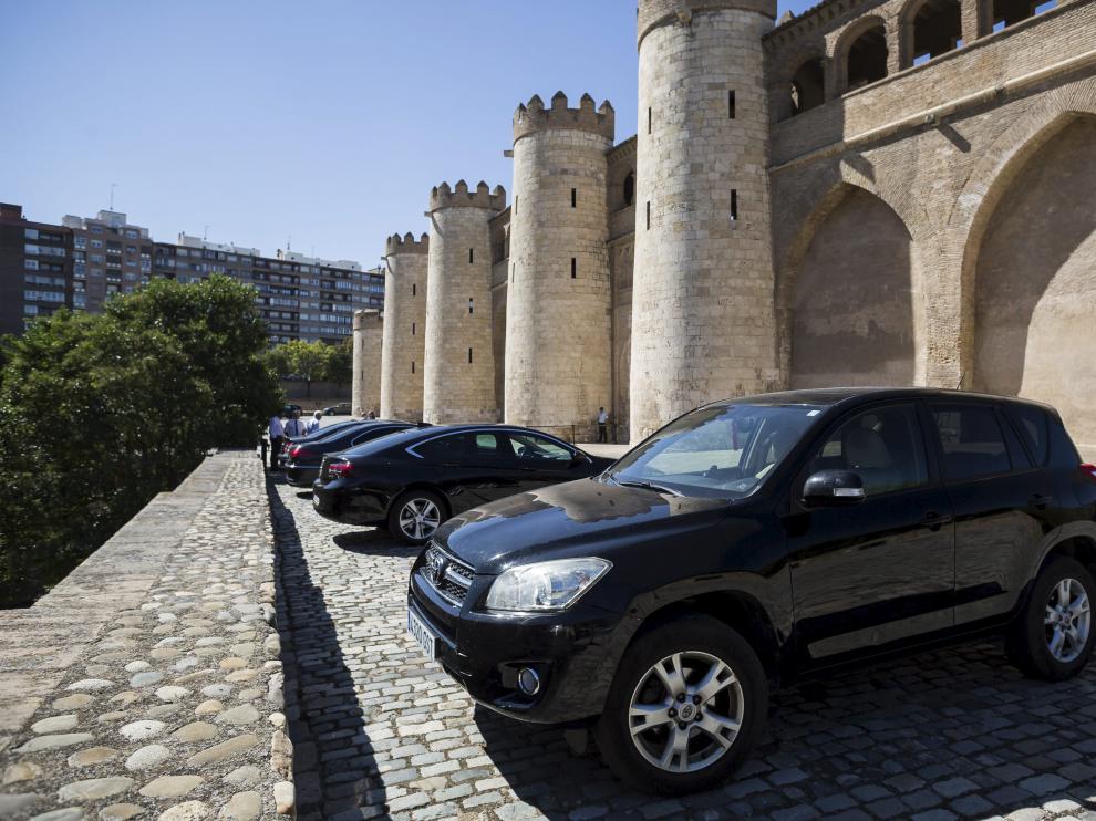 Los coches, aparcados en el recinto.