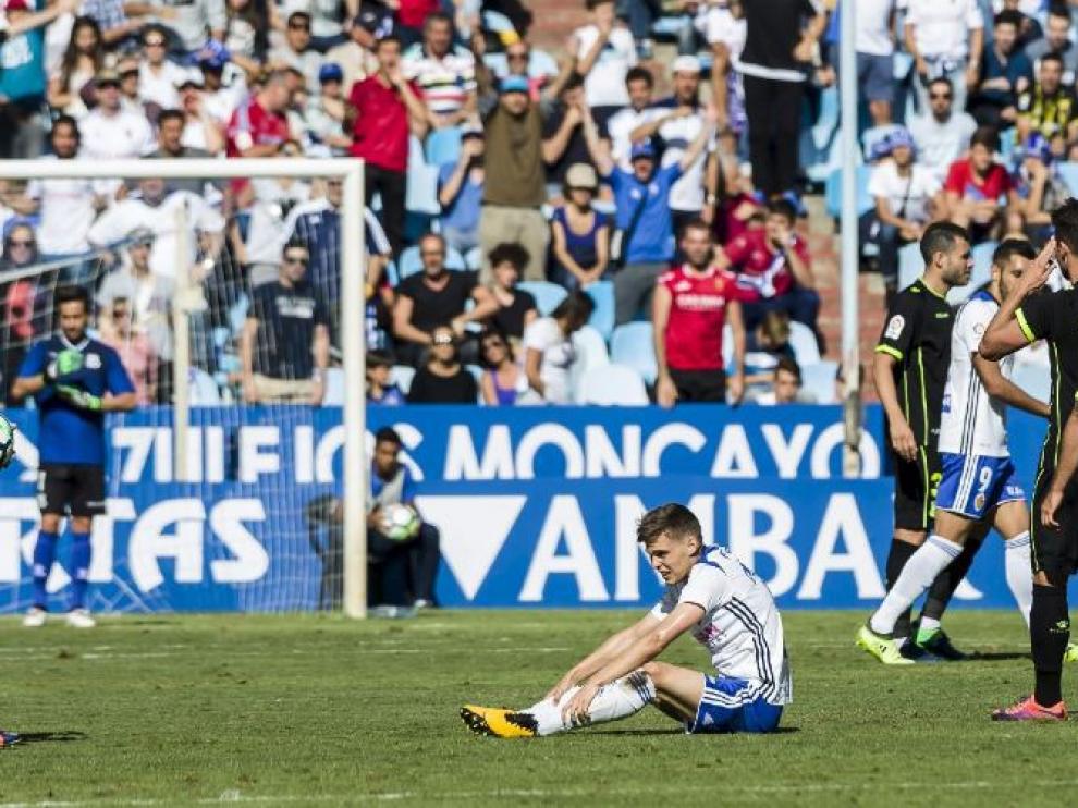 Febas, dolorido en el suelo, tras la enésima falta que cometieron sobre él los jugadores del Alcorcón el pasado domingo en La Romareda ante la pasividad del árbitro gallego Pérez Pallas.