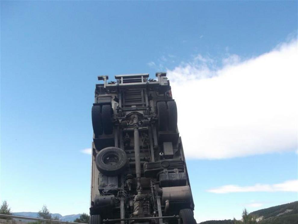 Accidente de un camión en Jaca. Una parte de los accidentes laborales se producen al volante.