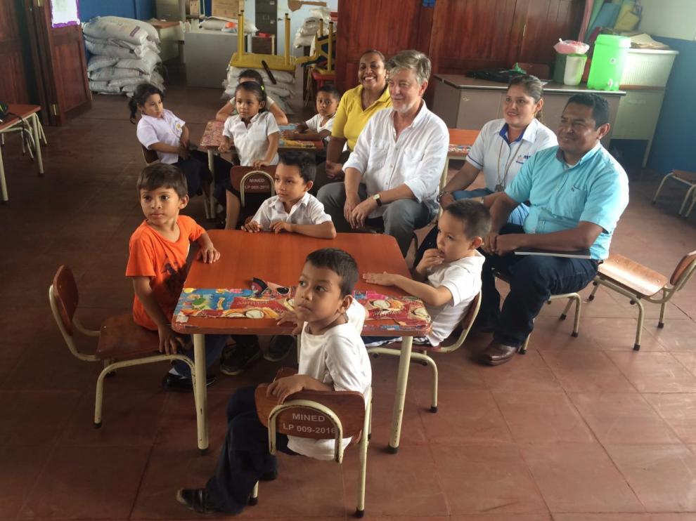 El alcalde de Zaragoza, durante su visita a la comunidad de La Merced, en Nicaragua.